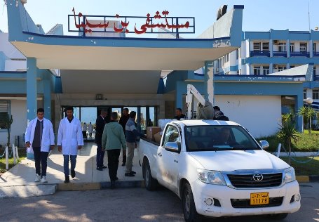 جامعة سرت تسلم مستشفى ابن سيناء عدد من الأجهزة الطبية