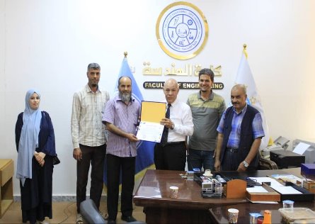 كلية الهندسة تكرم إدارة مدرسة الثورة العربية