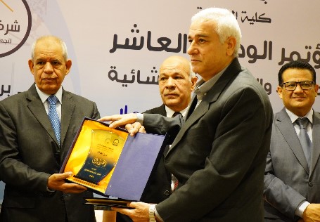 اللجنة الدائمة للمؤتمر الوطني العاشر لمواد البناء والهندسة الإنشائية // تكرم 